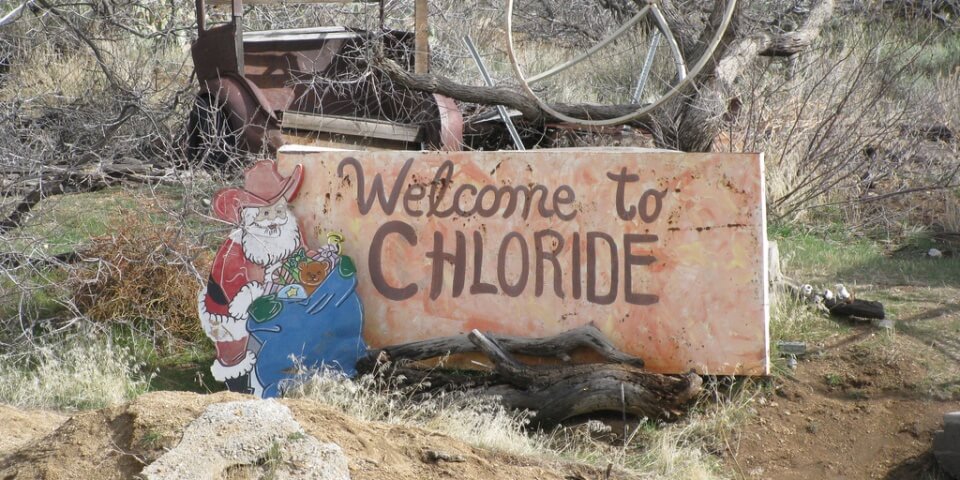 Welcome to Chloride, AZ sign with a Santa Claus wearing a cowboy hat on it.
Flicker User oetiii