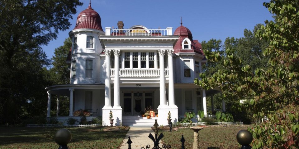 The Allen House in Monticello, Arkansas is often argued to be one of the scariest haunted houses in America.