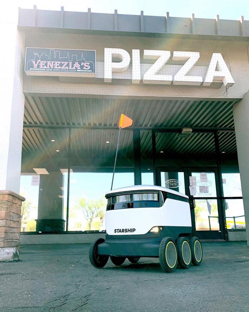 Venezia's Pizzeria Arizona Restaurants with a robot