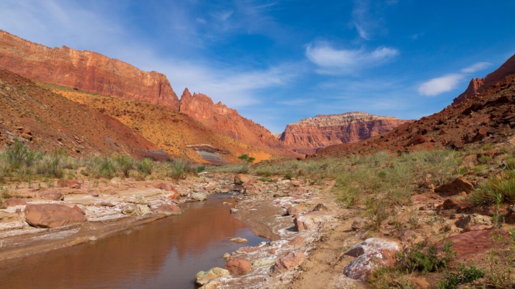 The Paria Canyon is a 38 mile long canyon located in AZ and UT.